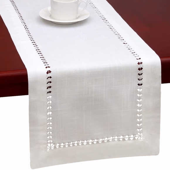 Other - 💚 2/$12 or 3/$17 NEW Elegant White Table Runner